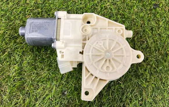 Mercedes-Benz GLK (X204) Rear door window regulator motor A2048200542