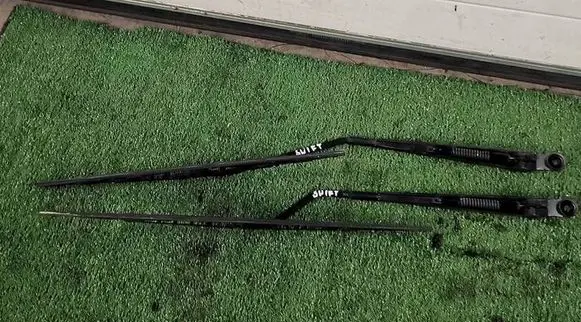 Suzuki Swift I Front wiper blade arm 