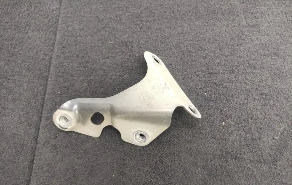 Audi Q7 4L Fender mounting bracket 4L0821135