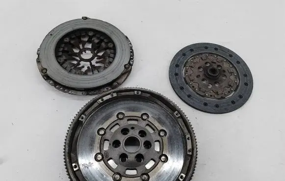 Volkswagen PASSAT B6 Dual mass flywheel 06F105264D