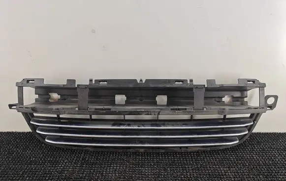 Peugeot 5008 Front grill 9687437677