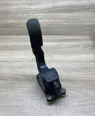 Accelerator throttle pedal