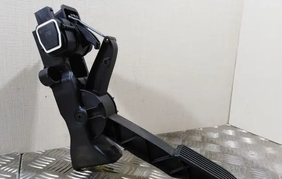 Mercedes-Benz A W169 Accelerator throttle pedal A1693000304