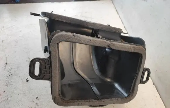 Opel Vivaro Air intake duct part 687781491R 93452498