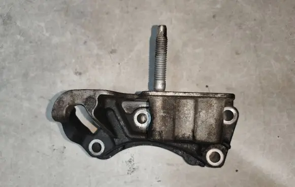 Volvo V50 Engine mounting bracket 326C29