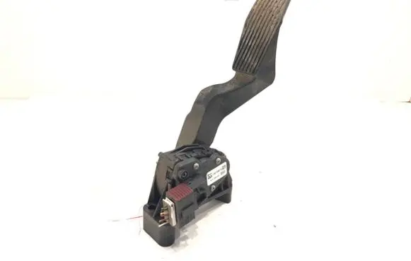 Accelerator throttle pedal