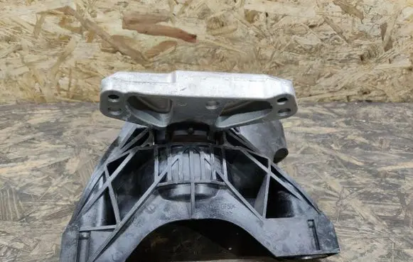 Citroen DS7 Crossback Engine mount bracket