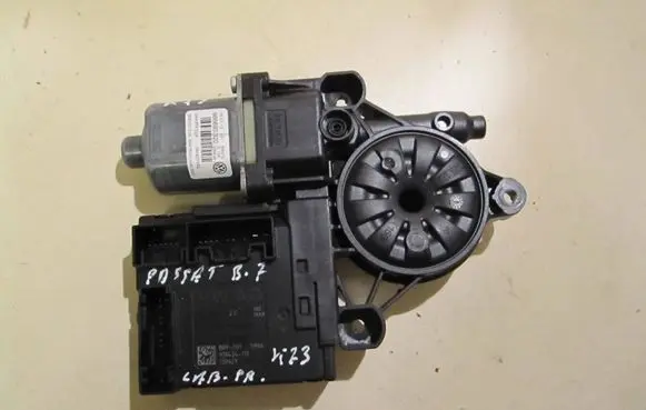 Volkswagen PASSAT B7 Front door window regulator motor 3C0959792C BRF001
