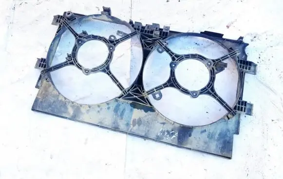 Radiator cooling fan shroud