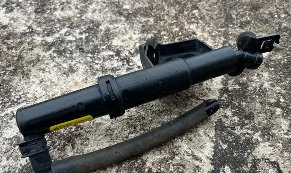 Volvo C70 Headlight washer spray nozzle 30661085 1307030347