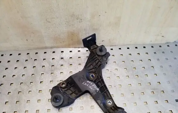 Volvo XC70 Air filter cleaner box bracket assembly 30636575