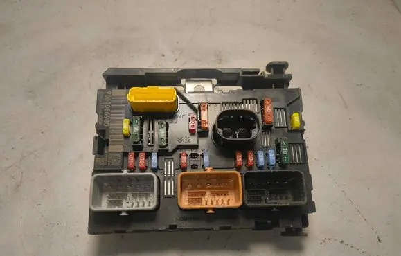 Peugeot 207 Fuse module 9661086980 S11304707