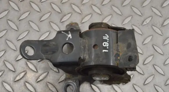 Mazda 3 II Engine mount bracket
