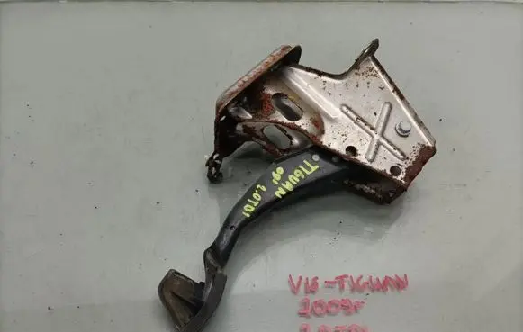 Volkswagen Tiguan Brake pedal 1K1721057AL