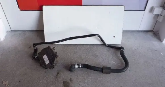 Volkswagen Golf VII Vacuum pump 06E145100M