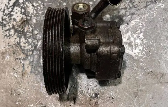 Mazda 3 I Power steering pump KYB