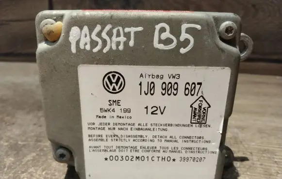 Volkswagen PASSAT B5 Airbag control unit/module 1J0909607 5WK4199