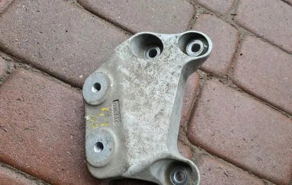 Opel Astra K Gearbox mounting bracket 13389321