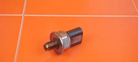 Land Rover Discovery 3 - LR3 Fuel pressure sensor 55PP1901 8MB33