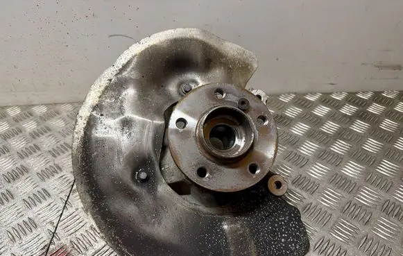 BMW 1 F40 Front wheel hub 6876646 6876854