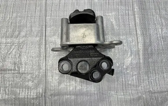 Land Rover Discovery Sport Engine mount vacuum valve K8D2-7M121-BB