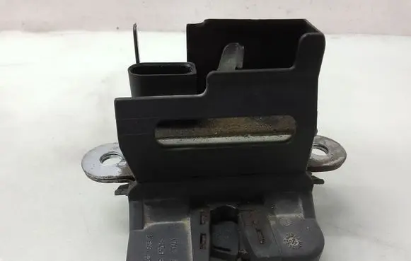 Volkswagen Golf V Tailgate/trunk/boot lock/catch/latch 5M0827505B