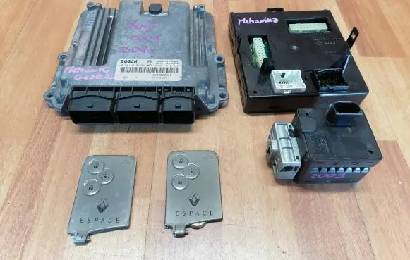 Renault Espace - Grand espace IV Engine control unit/module ECU 0281012996 8200763646 8200520036