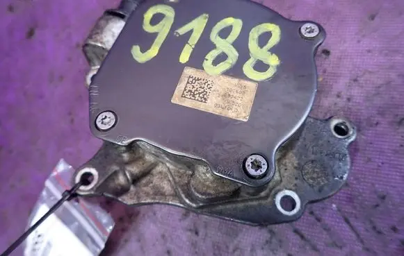 Skoda Fabia Mk2 (5J) Vacuum pump 03L100D