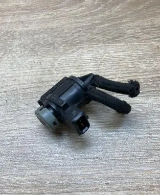 Volkswagen PASSAT B5 Turbo solenoid valve 1J0906283A