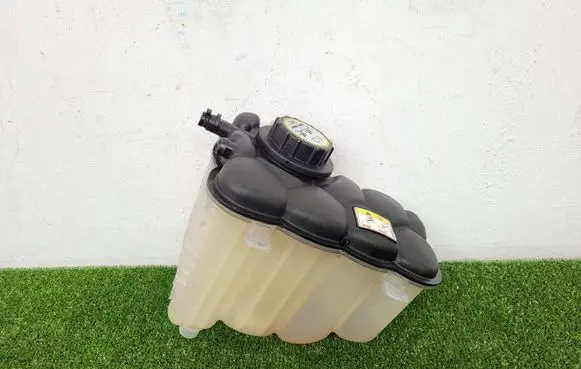 Jaguar F-Pace Coolant expansion tank/reservoir Gx73-8a080-ac