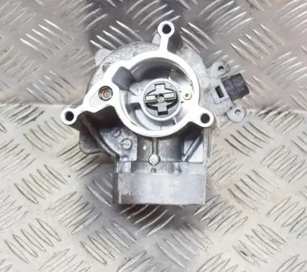 Volkswagen Golf VII Vacuum pump 06L145100B