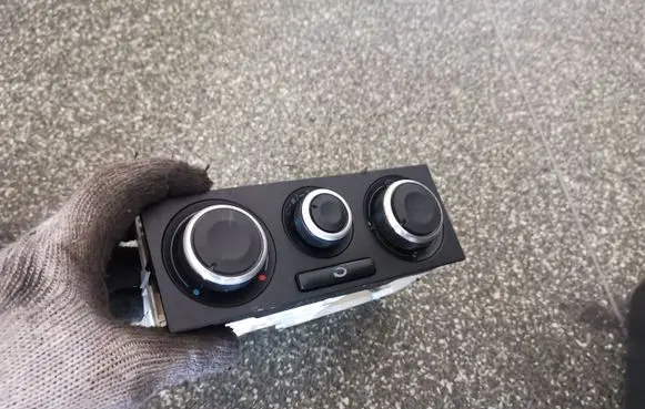 Volkswagen PASSAT B5 Climate control unit 1J0819045E