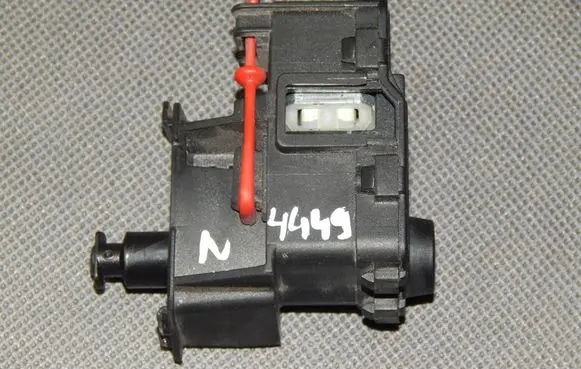 Fuel tank cap lock motor