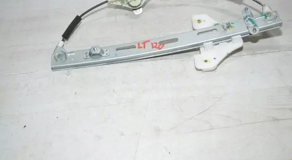 Rear door manual window regulator