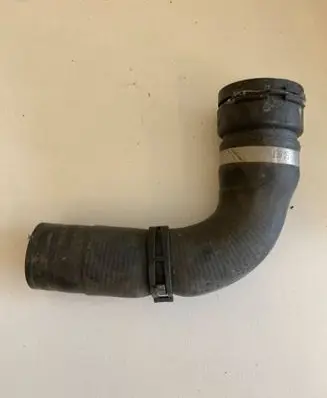 Volkswagen Touareg II Engine coolant pipe/hose 7P0121051