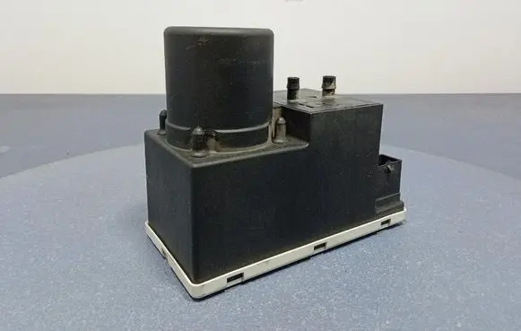 Audi A4 S4 B5 8D Central locking vacuum pump 8L0862257L