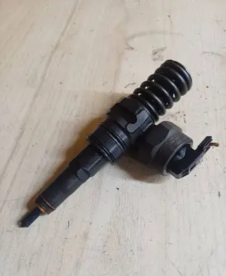 Volkswagen PASSAT B5 Fuel injector 038130073F