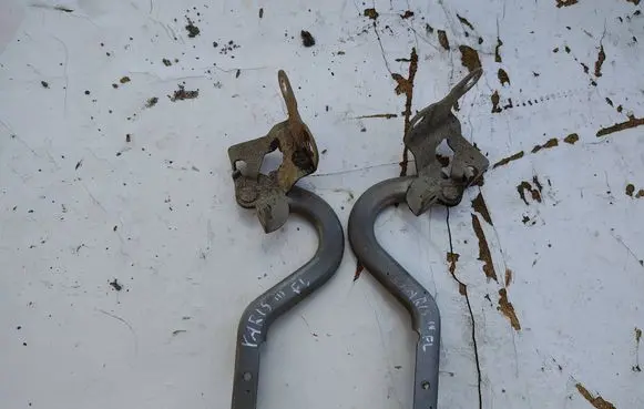 Toyota Yaris Engine bonnet/hood hinges