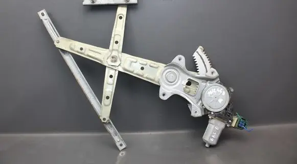 Rear door manual window regulator