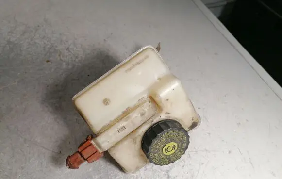 Brake fluid reservoir