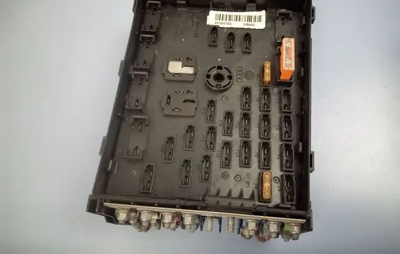 Volkswagen PASSAT B6 Fuse module 3C0937125 63592777