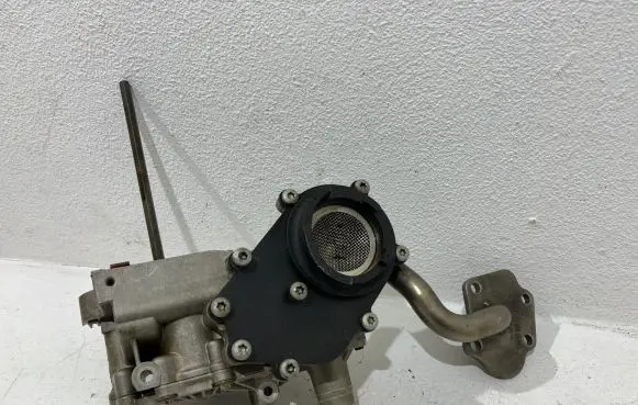 Audi A4 S4 B7 8E 8H Oil pump 079115277J