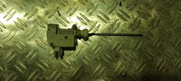 Volkswagen Polo IV 9N3 Central locking motor 