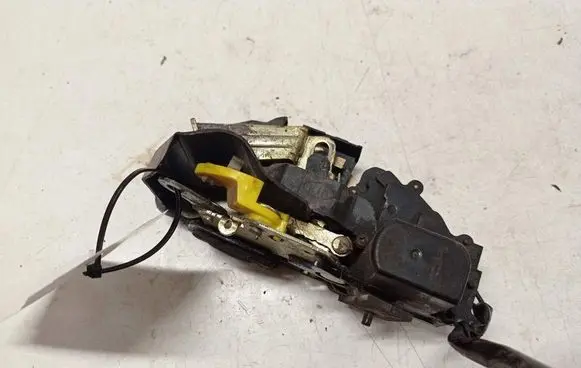 KIA Carens I Rear door lock