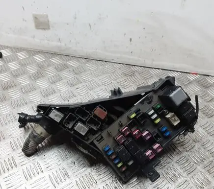Subaru Legacy Fuse module MB100200B