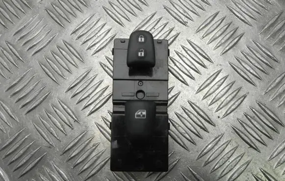 Nissan Qashqai Electric window control switch 358 T5597