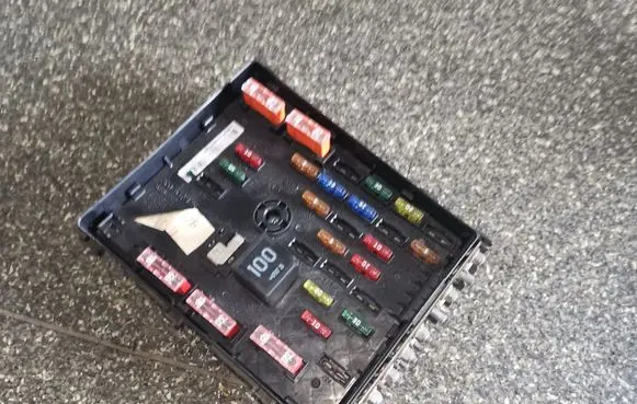 Volkswagen PASSAT B6 Fuse module 3C0937125