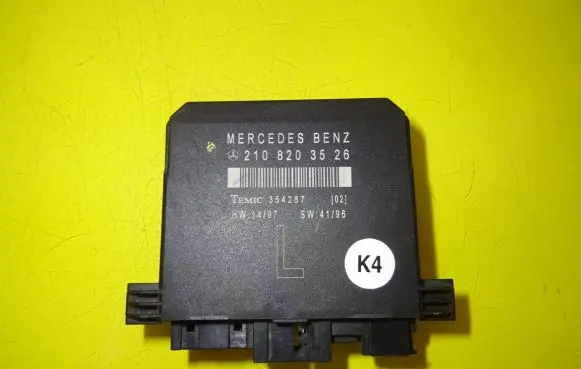 Mercedes-Benz E W210 Door control unit/module 2108203526