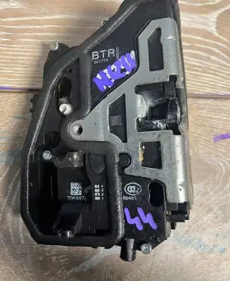 BMW X3 E83 Front door lock 7059974