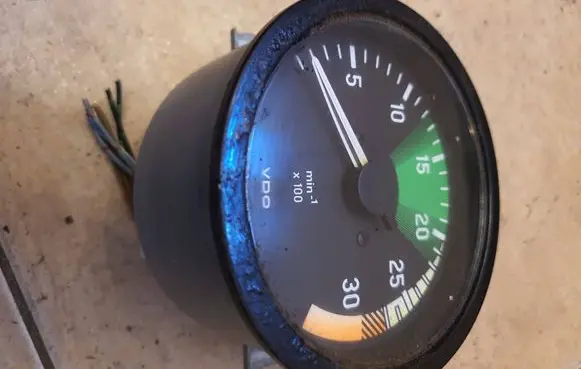 Volkswagen Golf I Tachometer 0045421016 334430031029 U13227